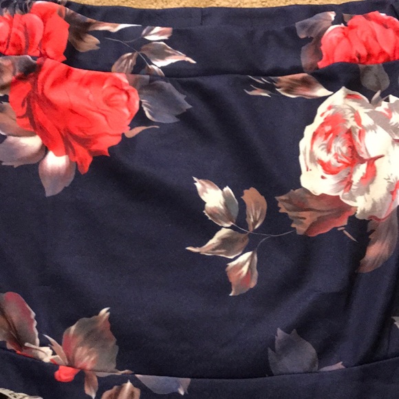 JUST IN🌹 Bell Sleeve Floral Romper - Picture 4 of 6